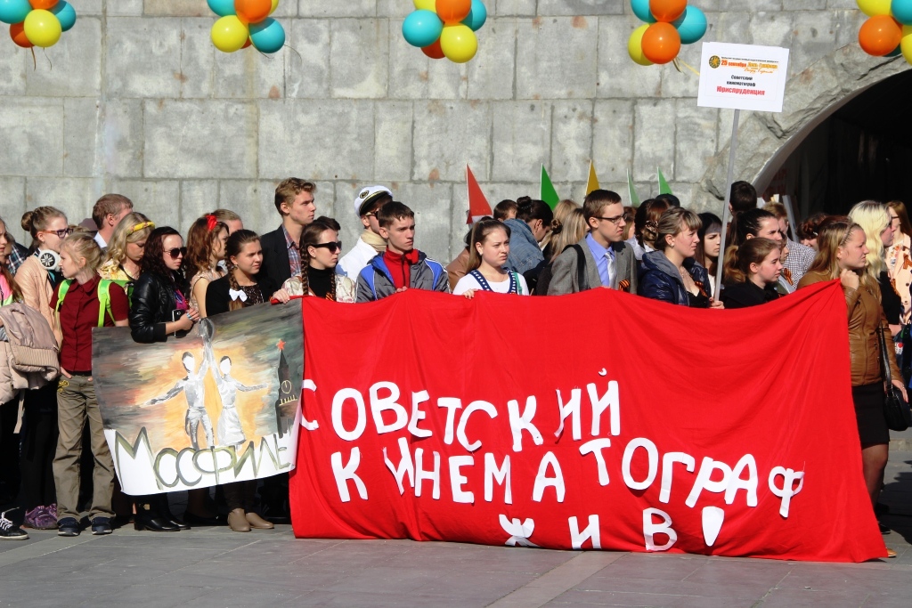 Тысячи любителей истории прошлись по центру Екатеринбурга - Фото 2