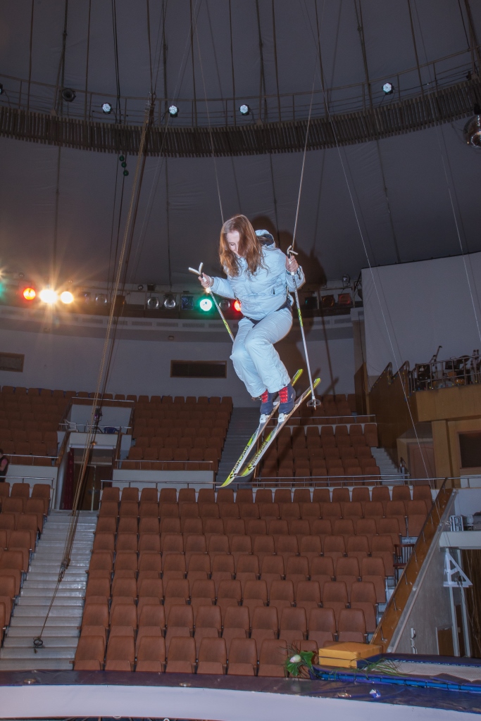 Лыжница под куполом цирка. Юная екатеринбурженка опробовала олимпийский вид спорта в необычном антураже - Фото 3