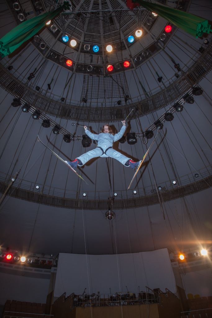 Лыжница под куполом цирка. Юная екатеринбурженка опробовала олимпийский вид спорта в необычном антураже - Фото 4