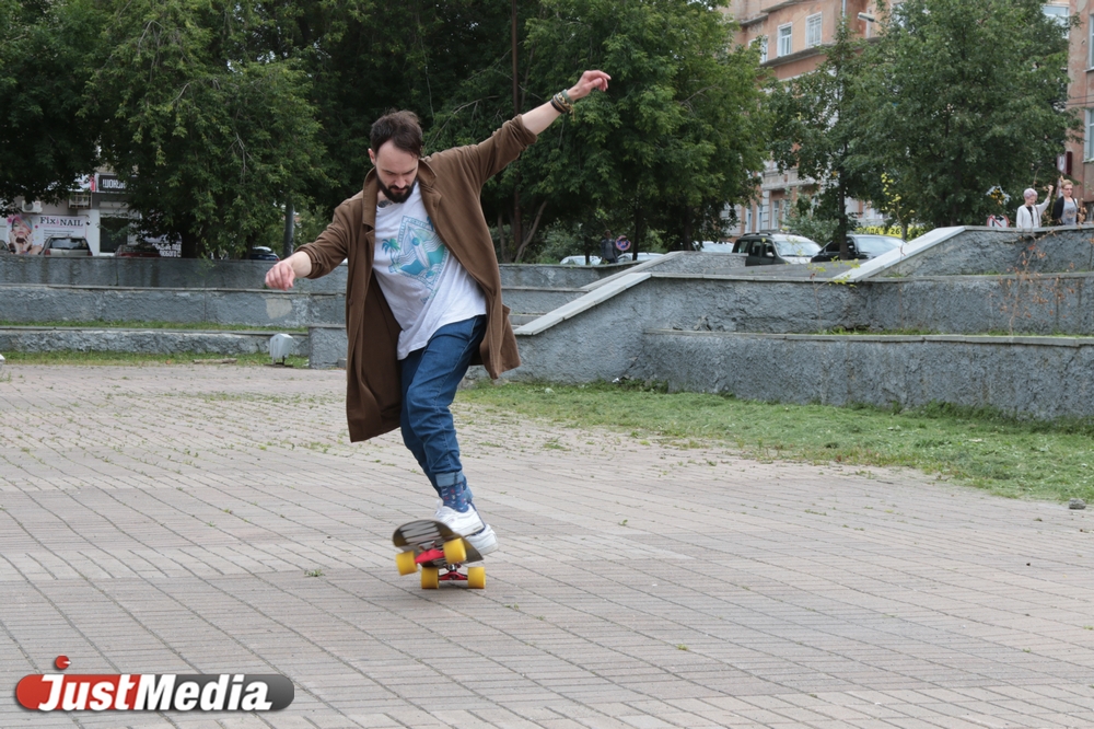 Предприниматель Игорь Хабаров: «Я недоволен погодой. В пальто неудобно кататься на скейте». В Екатеринбурге прохладно и дождливо. ФОТО, ВИДЕО - Фото 8