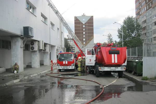 В Екатеринбурге горела кровля торгового центра «Кит» - Фото 2