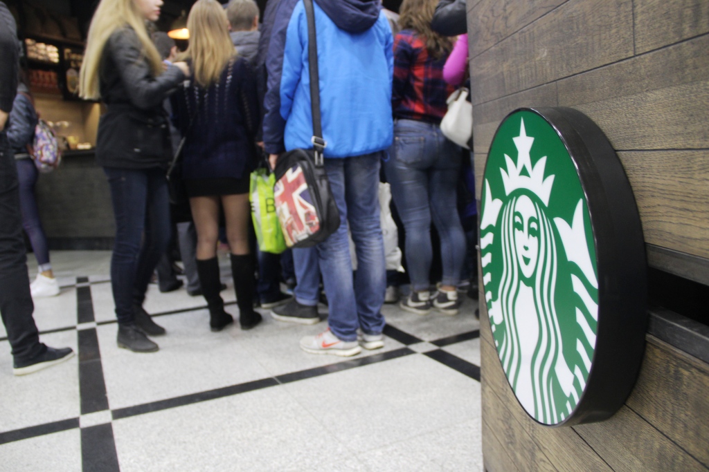 Тысячи жителей Екатеринбурга выстроились в гигантскую очередь за бесплатным кофе в Starbucks - Фото 3