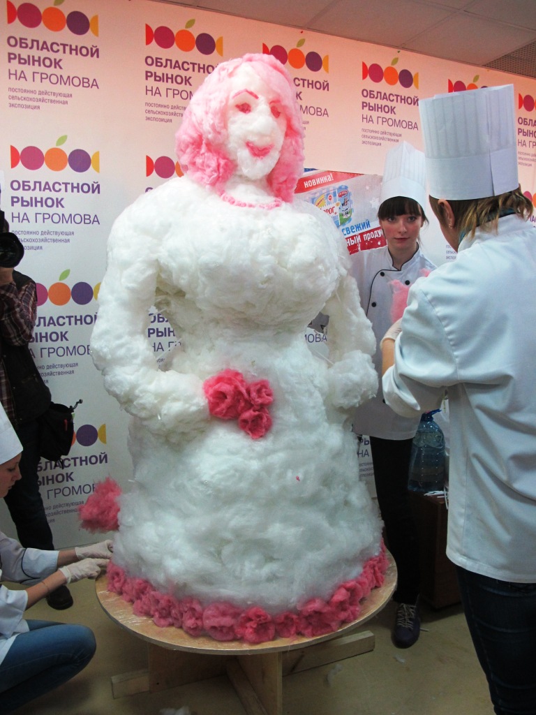 В Екатеринбург создали женщину из сладкой ваты - Фото 4