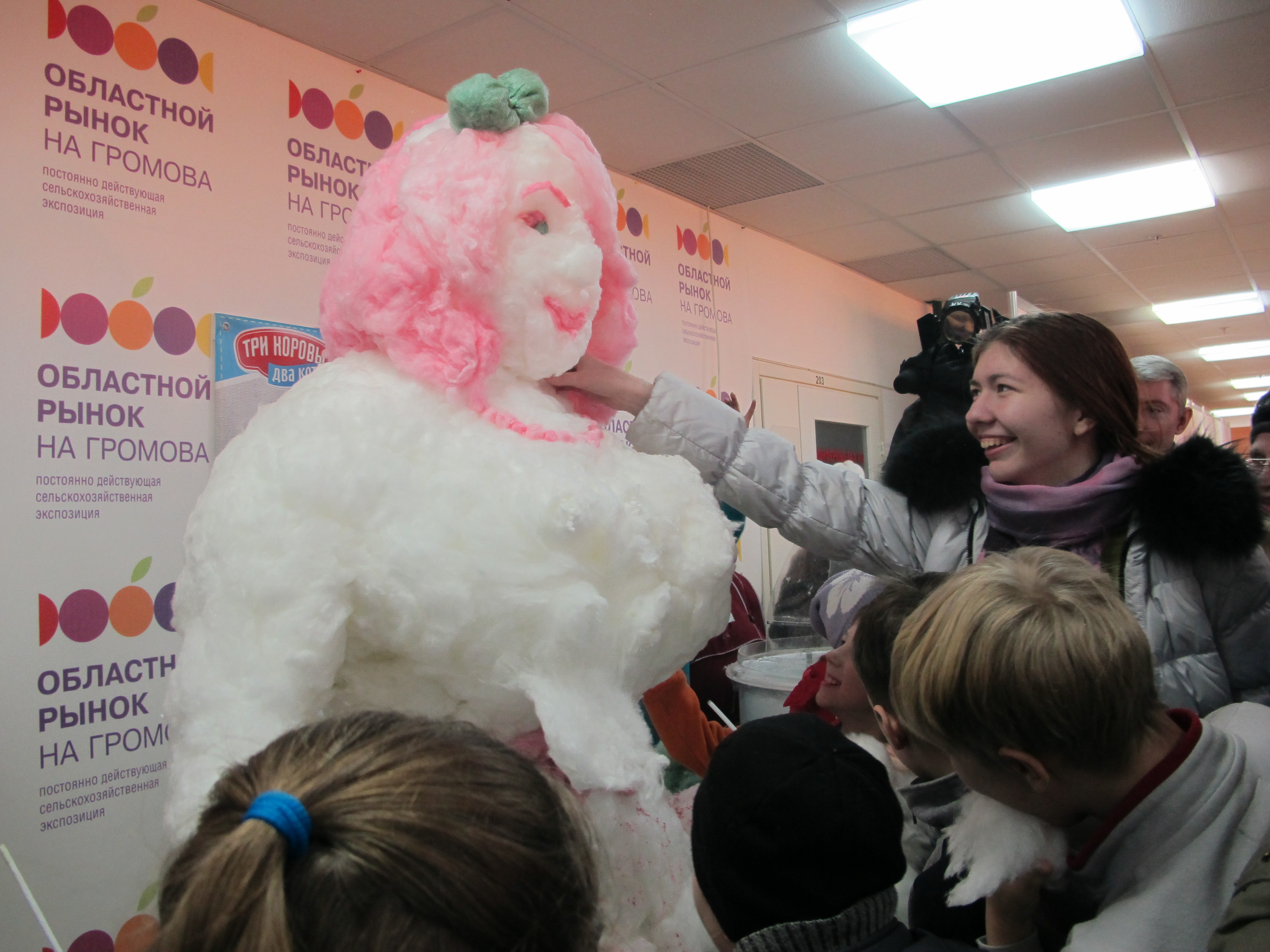 В Екатеринбург создали женщину из сладкой ваты - Фото 5