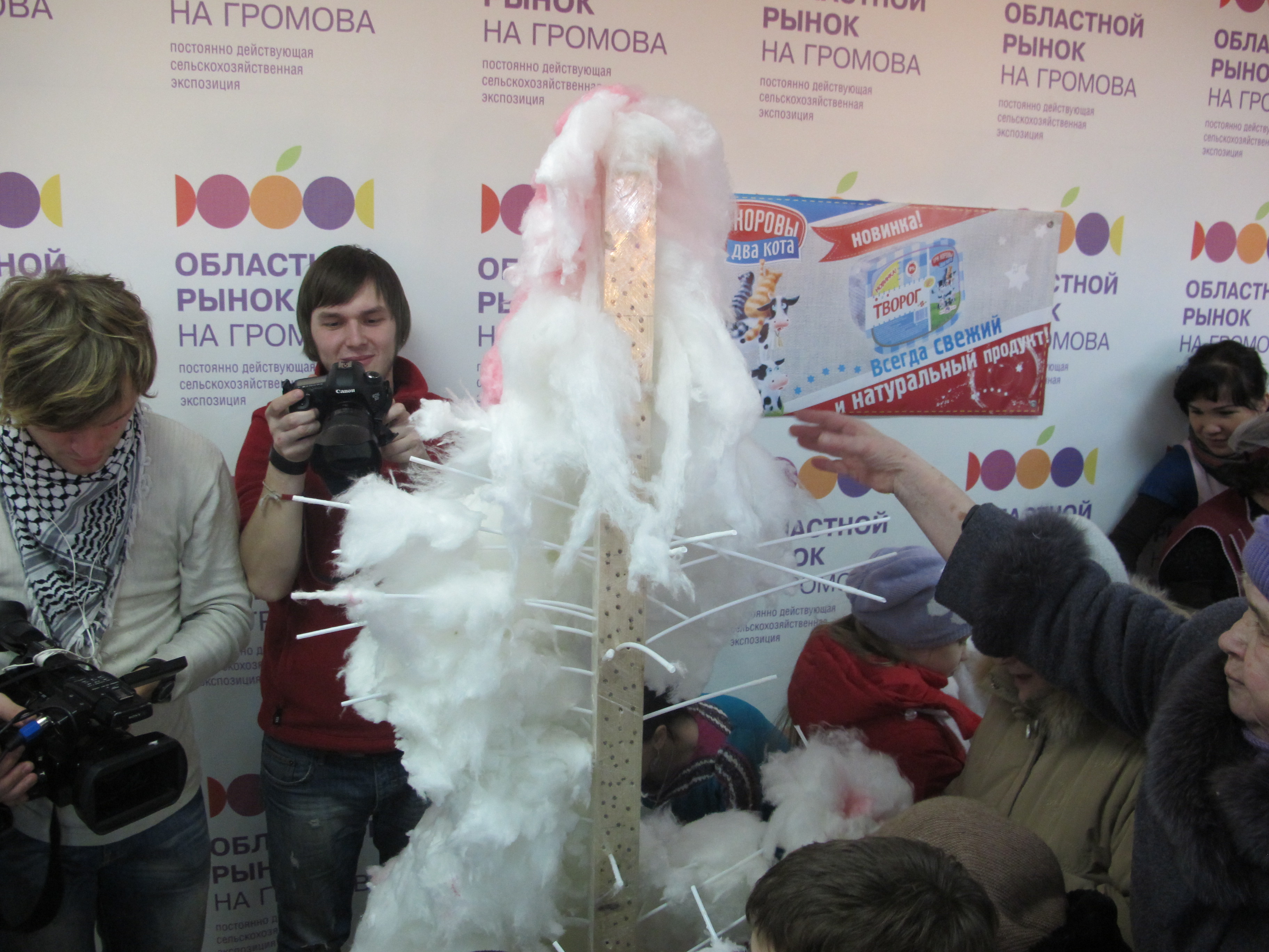 В Екатеринбург создали женщину из сладкой ваты - Фото 6