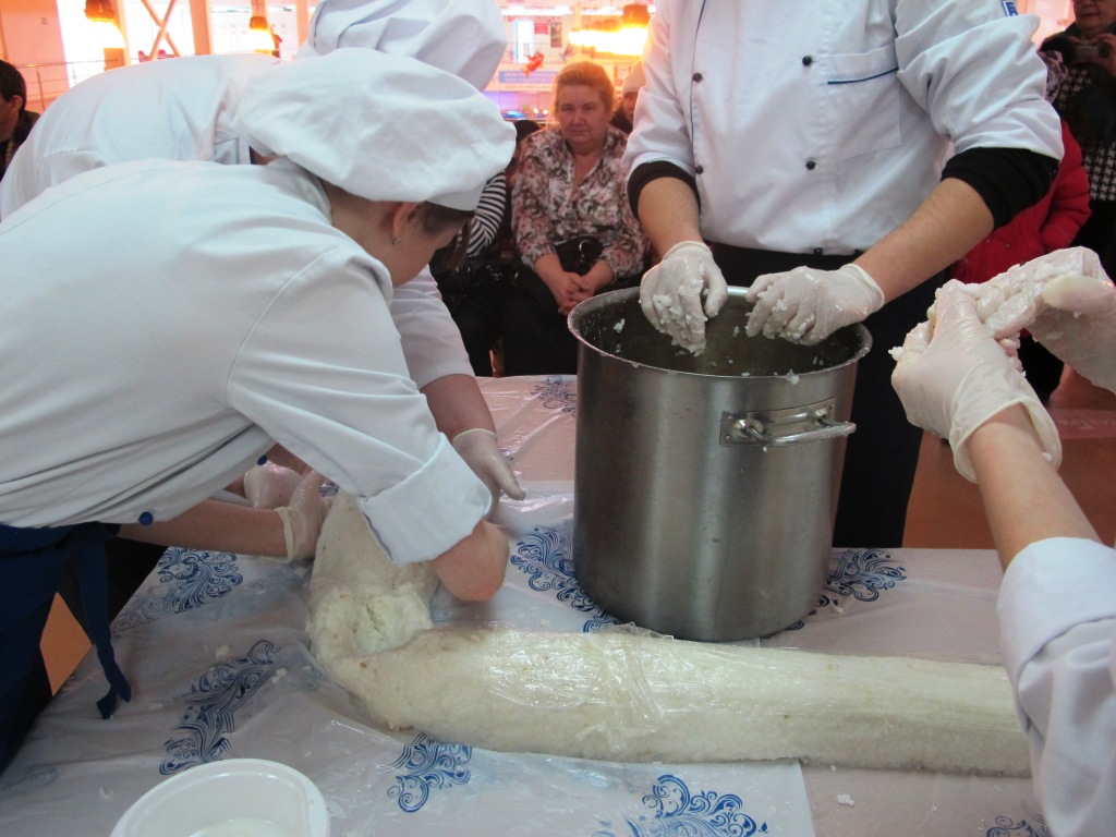 Гигантскую змею создали из риса и овощей в Екатеринбурге - Фото 3