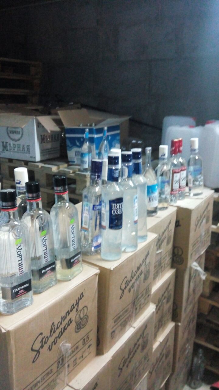 Сотрудники ФСБ накрыли цех с тоннами поддельного алкоголя. ФОТО - Фото 3