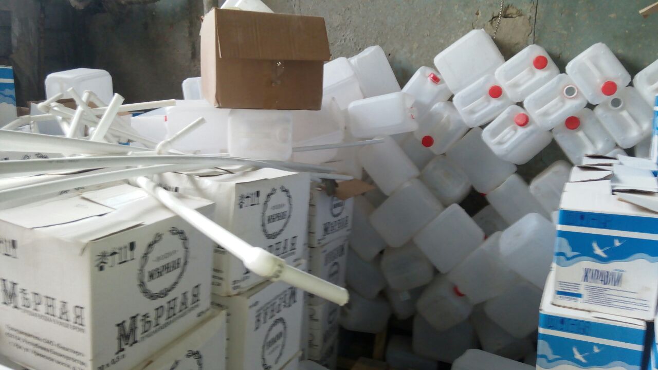 Сотрудники ФСБ накрыли цех с тоннами поддельного алкоголя. ФОТО - Фото 4