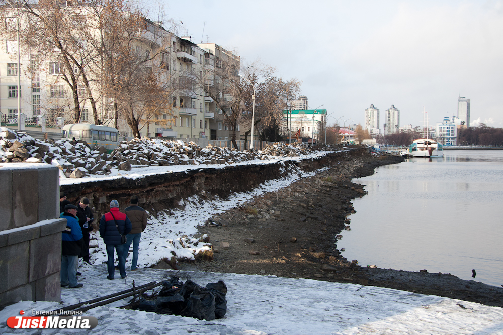 Камень на камень… В Екатеринбурге меняют гранитную облицовку набережной Рабочей Молодежи - Фото 2