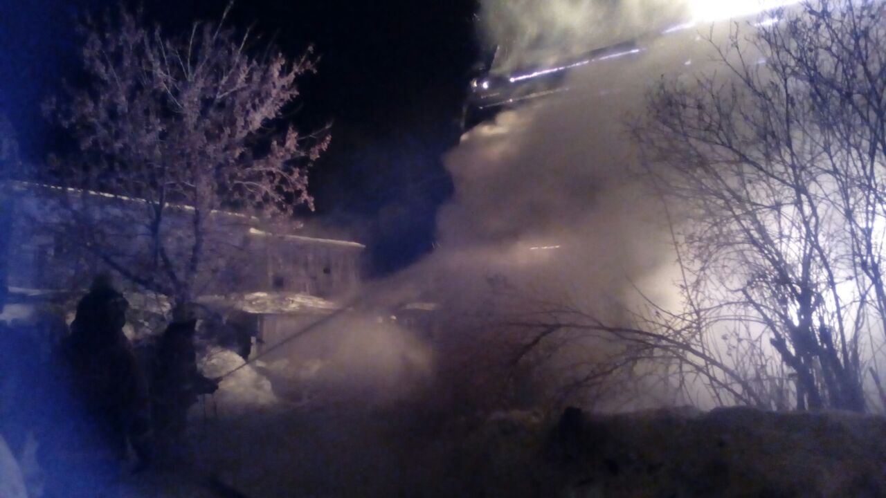 В Свердловской области из-за пожара 11 человек, в том числе 4 ребенка, остались без жилья. ФОТО - Фото 4