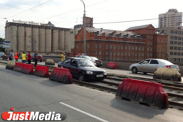 Молодой нарушитель парализовал движение на мосту по улице Челюскинцев. ФОТО - Фото 3