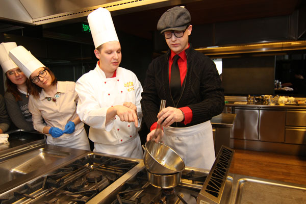Мастерское владение ножом и венчиком! Актеры серила «Кухня» провели в Екатеринбурге кулинарный мастер-класс - Фото 6
