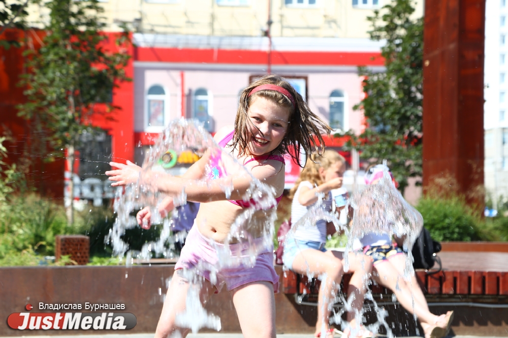 Из-за наступившей жары маленькие екатеринбуржцы оккупировали фонтан в центре города. ФОТО - Фото 8