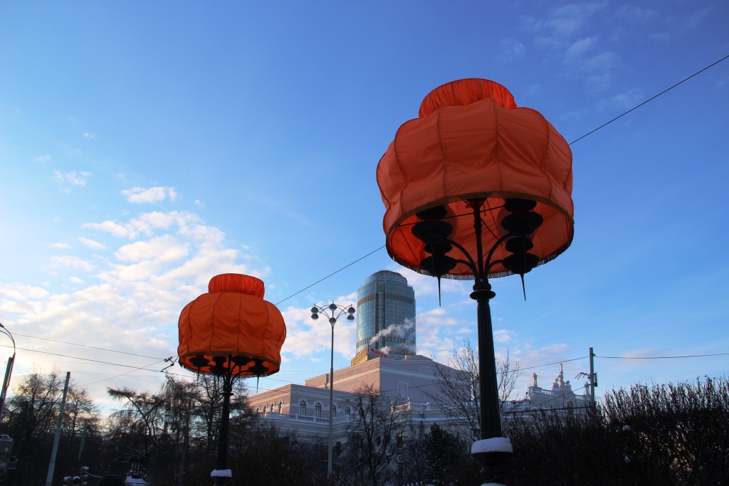 В сквере возле Оперного театра вновь появились оранжевые абажуры - Фото 2