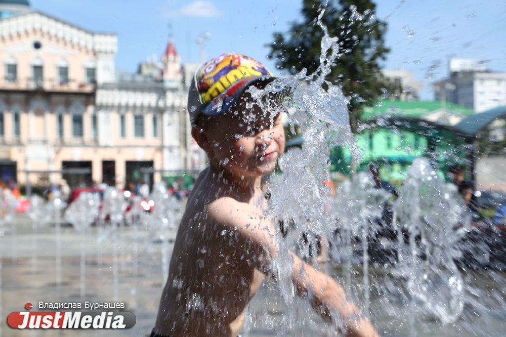 Из-за наступившей жары маленькие екатеринбуржцы оккупировали фонтан в центре города. ФОТО - Фото 2