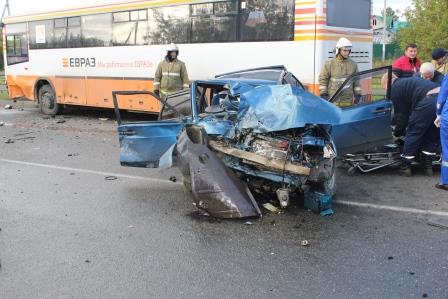 В Нижнем Тагиле в столкновении легковушки и автобуса погибла женщина. ФОТО - Фото 2