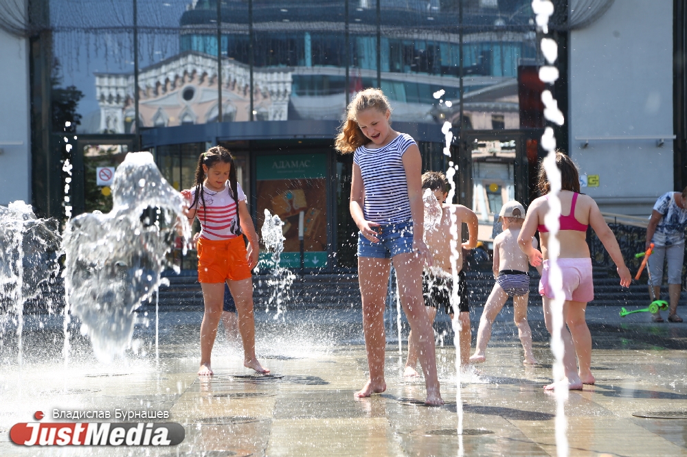 Из-за наступившей жары маленькие екатеринбуржцы оккупировали фонтан в центре города. ФОТО - Фото 5