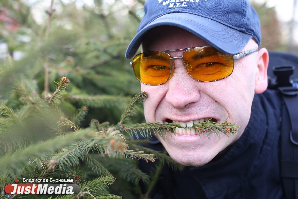 Мансур Шаймарданов, пожарный: «У нас то холодно, то жарко, благо елки круглый год зелено-стабильные». В Екатеринбурге +11 и дожди  - Фото 6