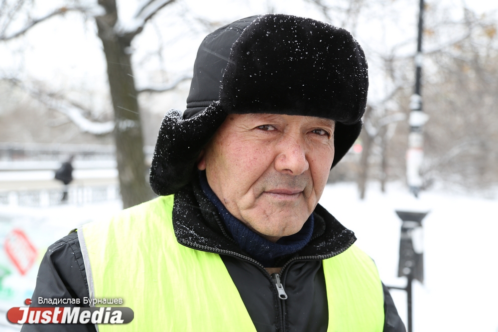 Дворник Маххам Алибаев: «Надо больше работать и тогда не замерзнешь». В четверг Екатеринбурге минус 10 и слабая метель - Фото 4