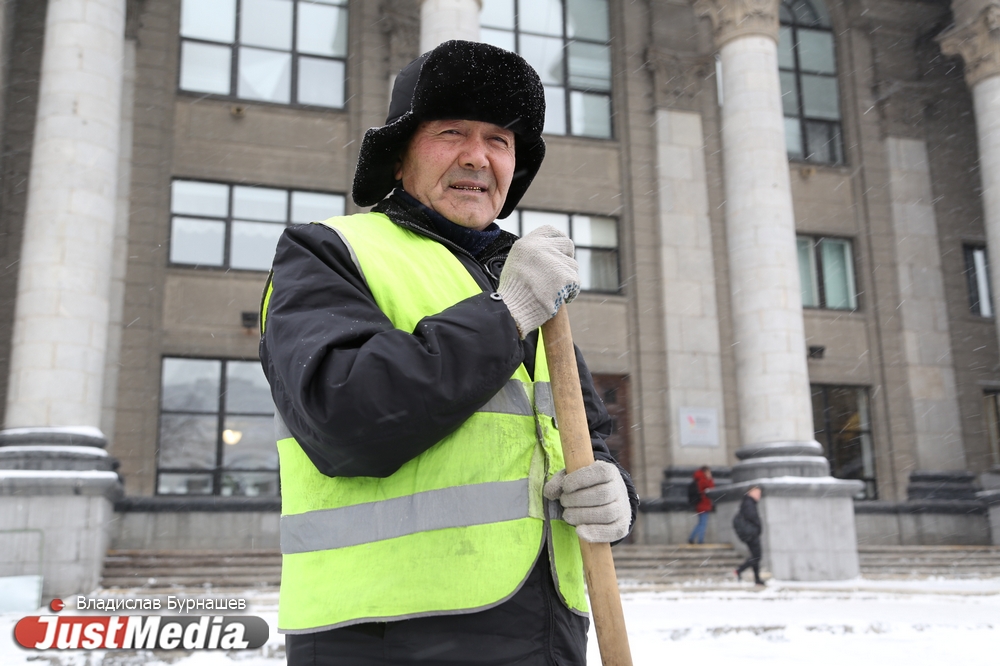 Дворник Маххам Алибаев: «Надо больше работать и тогда не замерзнешь». В четверг Екатеринбурге минус 10 и слабая метель - Фото 7