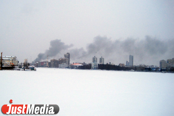 Крупный пожар на Сортировке — на площади 300 кв. метров горит ангар - Фото 2