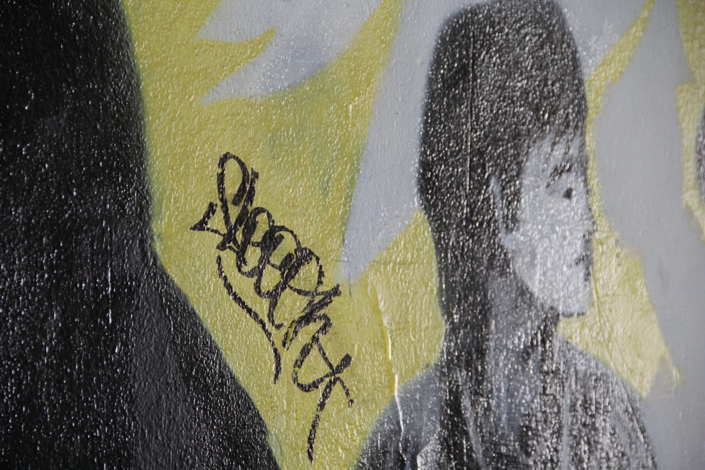 Стена Цоя превратилась в стену граффитистов - Фото 4