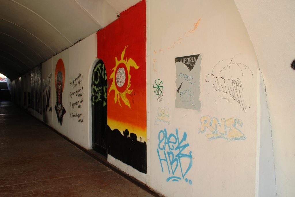 Стена Цоя превратилась в стену граффитистов - Фото 5