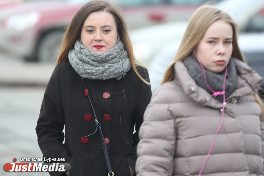 В Екатеринбурге возможна новая вспышка ОРВИ: уралочки слишком рано сняли шапки и надели юбки. ФОТО - Фото 7