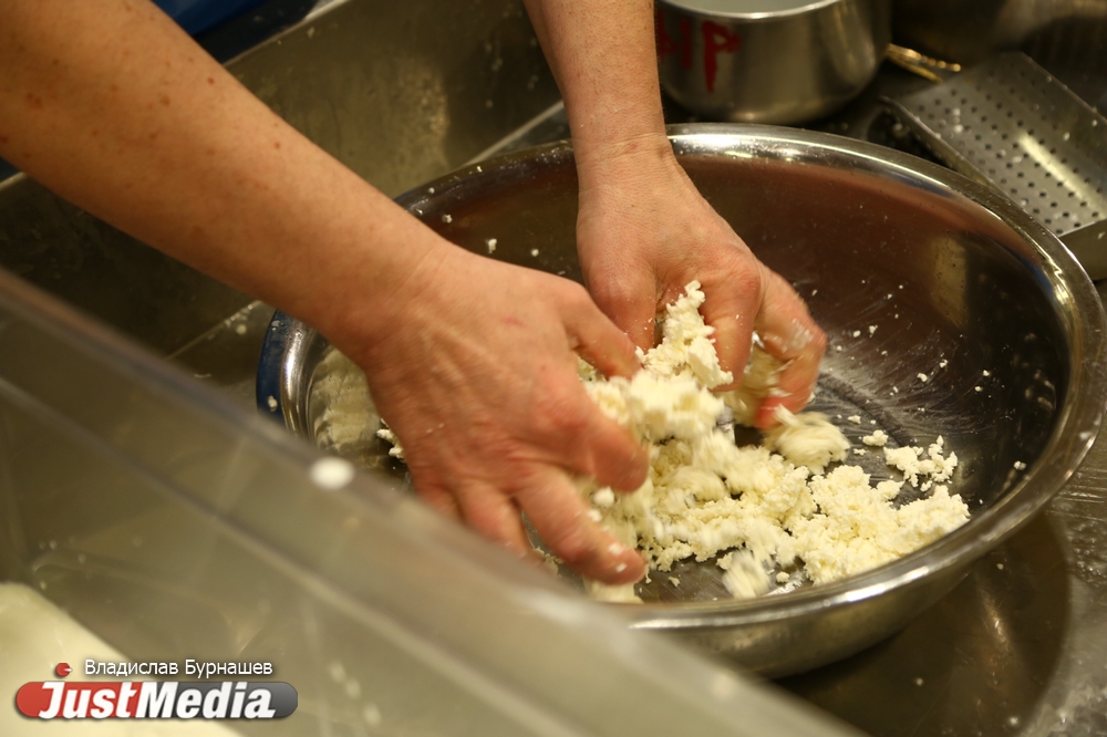 «Только молоко, соль и сычужный фермент». В Гиперболе итальянец на глазах у горожан варит сыр - Фото 11