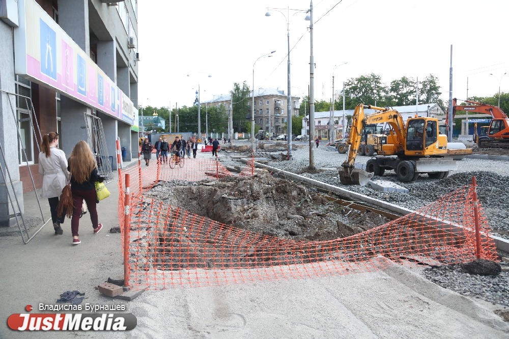 Укладывают асфальт и ставят бордюры. В Екатеринбурге кипят ремонтные работы на улицах возле Центрального стадиона. ФОТО - Фото 4