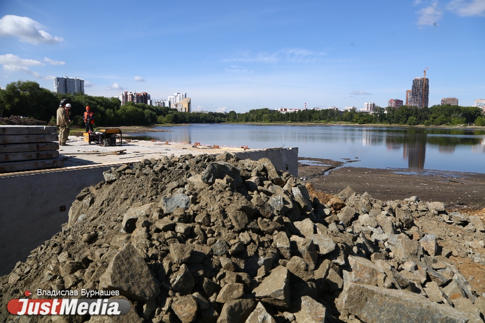 Уровень воды в Исети в районе Макаровского моста поднимут уже в сентябре - Фото 5