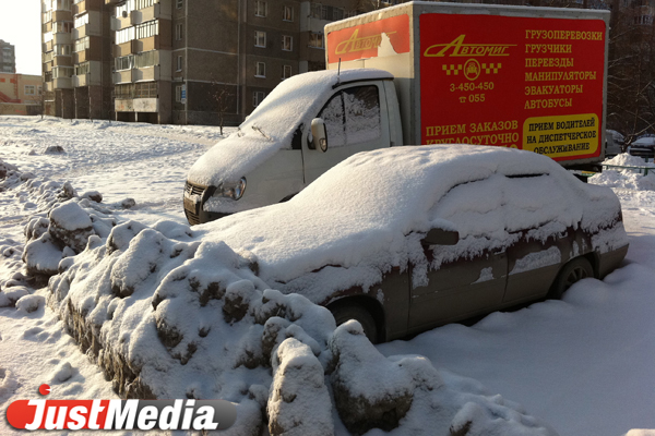 Провал программы «Столица». Мэрия не может справиться с рядовым снегопадом — проспект Ленина сузился на целую полосу - Фото 3