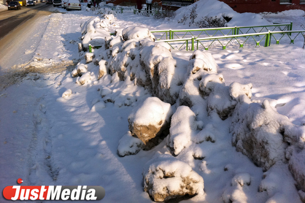 Провал программы «Столица». Мэрия не может справиться с рядовым снегопадом — проспект Ленина сузился на целую полосу - Фото 4