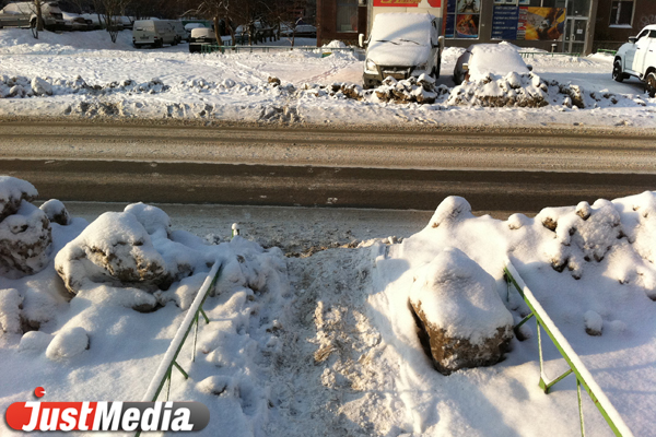 Провал программы «Столица». Мэрия не может справиться с рядовым снегопадом — проспект Ленина сузился на целую полосу - Фото 7