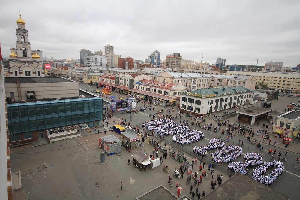 Самый большой в истории Екатеринбурга флэшмоб! Тысячи людей встали в надпись EXPO 2020 - Фото 4
