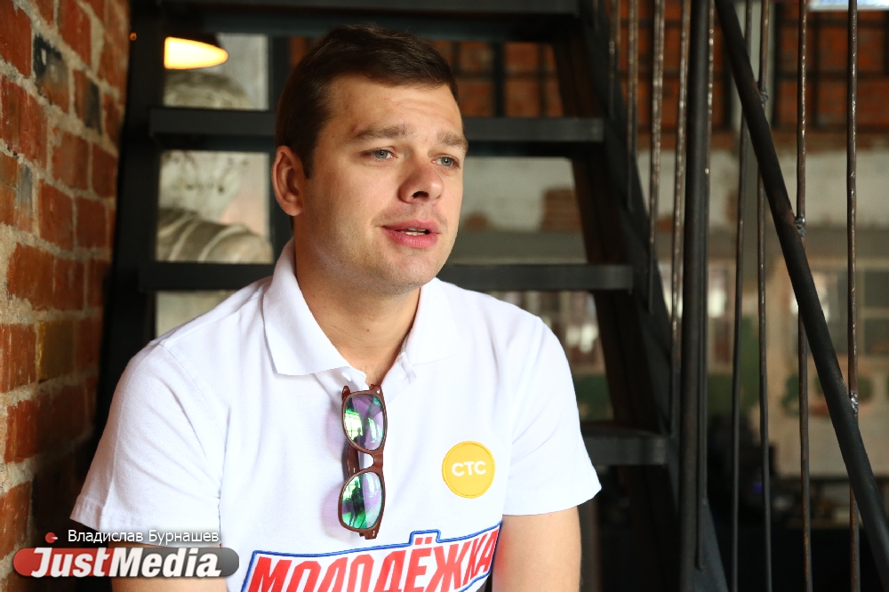 Влад Канопка, актер: «Люблю жару, потому что я не депрессивный человек, и мне не нужен дождь, чтобы погрустить». Во вторник в Екатеринбурге +28 и солнце - Фото 2
