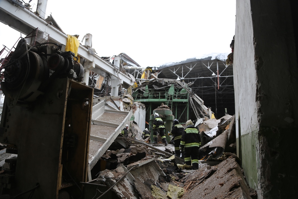 Из-под завалов ЗиКа спасены 14 человек. Все они госпитализированы. ФОТО - Фото 2