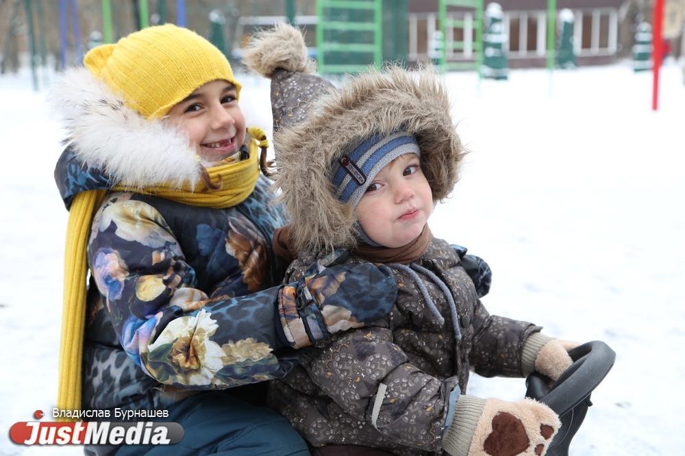 Семья Березиных: «Зимой мы любим гулять по заснеженному лесу и заниматься спортом». В среду в Екатеринбурге мокрый снег и гололедица - Фото 8