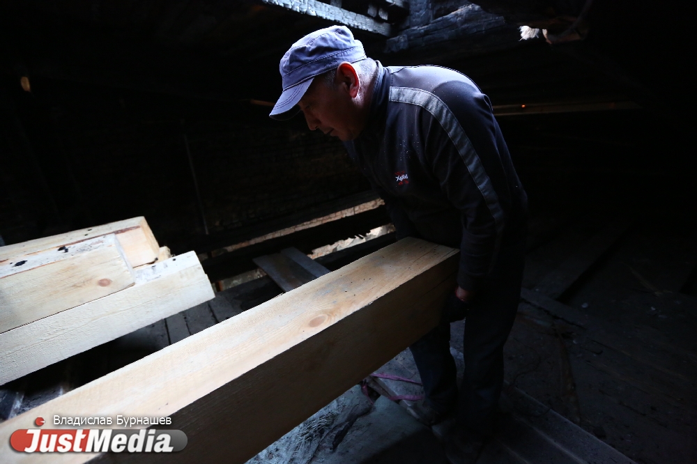 «Строители были заняты на других объектах». Восстановление дома в Городке чекистов началось спустя четыре месяца с момента пожара. ФОТО - Фото 16