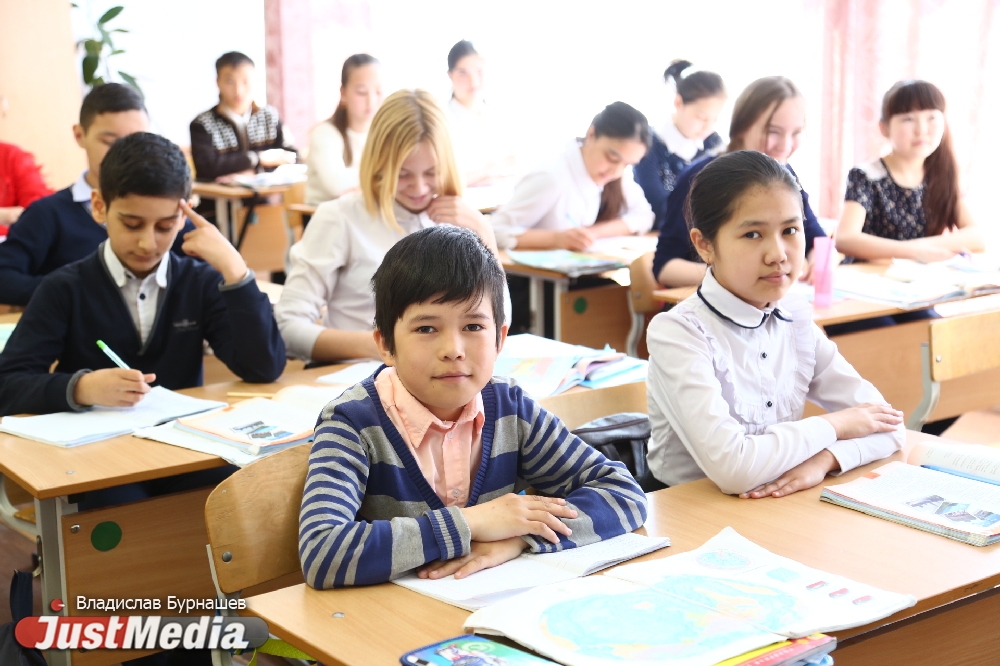 «В этом учебном году мы ввели русский язык как иностранный». Как общеобразовательная школа на Сортировке превратилась в школу для детей мигрантов. ФОТО - Фото 13