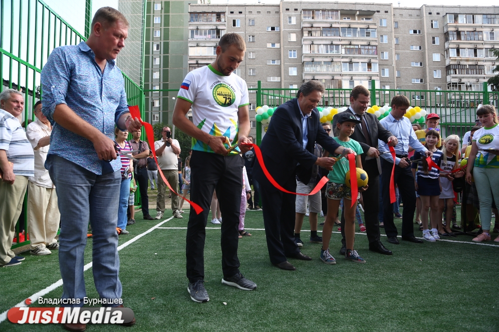 Антон Шипулин и благотворительный фонд «Общество Малышева 73» открыли футбольный корт в Юго-Западном районе - Фото 6