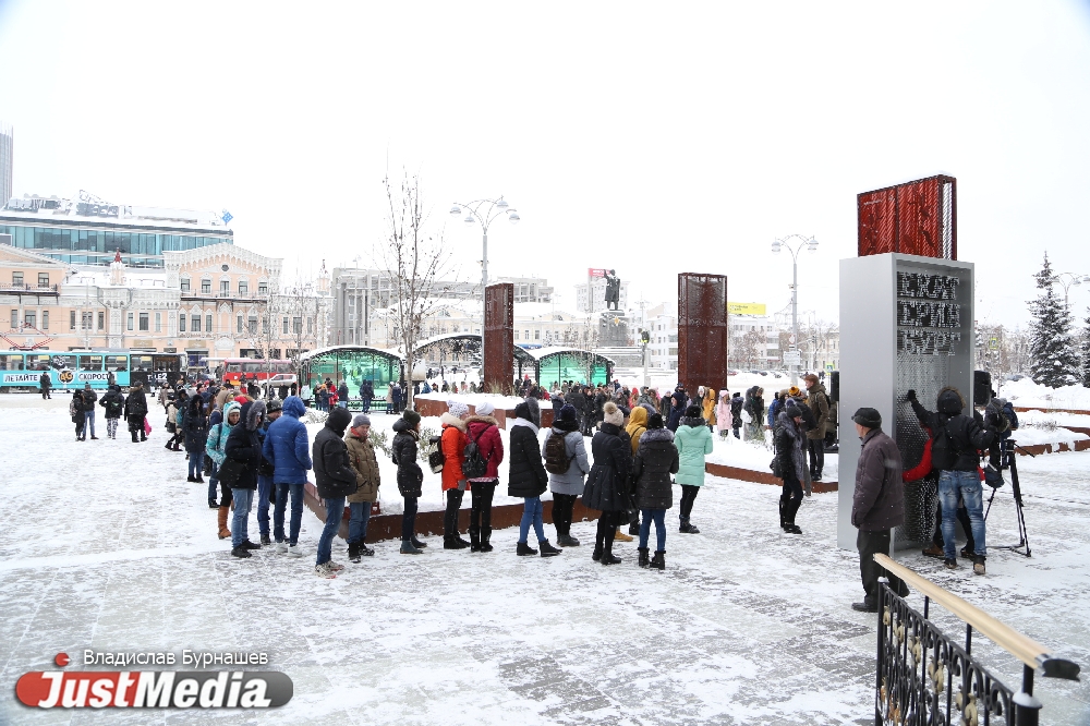 «Это отличное место для признания в любви». Жители Екатеринбурга начали выражать свои эмоции с помощью гигантской экспресс-скульптуры - Фото 5