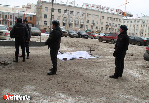 Срочно! В Екатеринбурге с «Высоцкого» упал мужчина - Фото 3