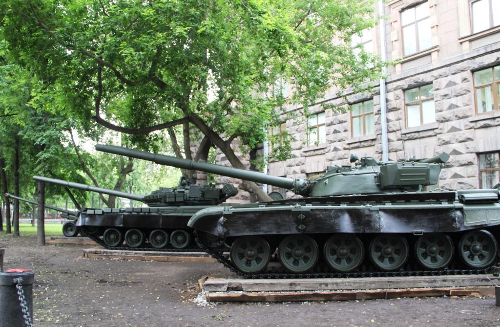 Штаб ЦВО окружили танки и пушки. Уральские военные решили показать горожанам свою технику - Фото 3