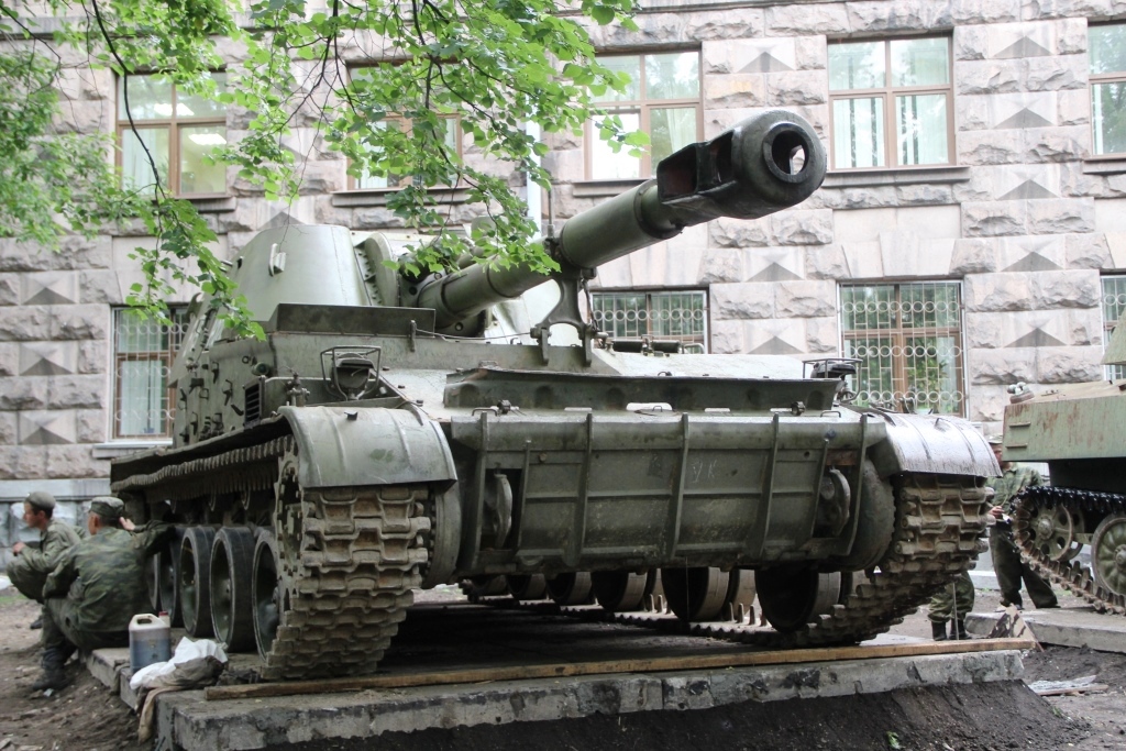 Штаб ЦВО окружили танки и пушки. Уральские военные решили показать горожанам свою технику - Фото 4