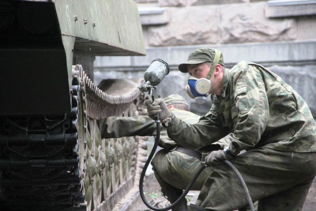 Штаб ЦВО окружили танки и пушки. Уральские военные решили показать горожанам свою технику - Фото 5