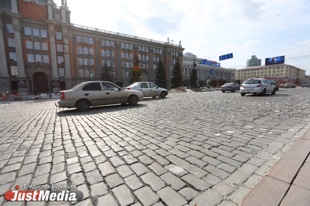 Пользователей социальных сетей возмутила новая брусчатка на проспекте Ленина, которая уже пошла волнами. ФОТО - Фото 4