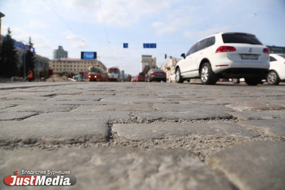 Пользователей социальных сетей возмутила новая брусчатка на проспекте Ленина, которая уже пошла волнами. ФОТО - Фото 5