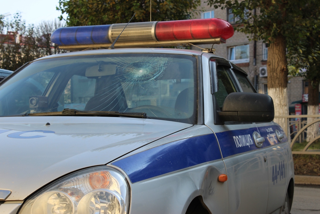 В Первоуральске пьяный водитель разбил ногой лобовое стекло патрульного автомобиля. ФОТО - Фото 2