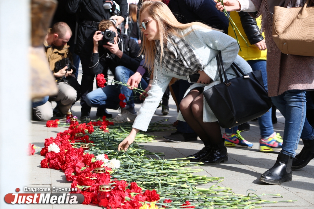 «Помним. Скорбим. Не забудем». Уральцы почтили память жертв теракта в Санкт-Петербурге. ФОТО - Фото 16